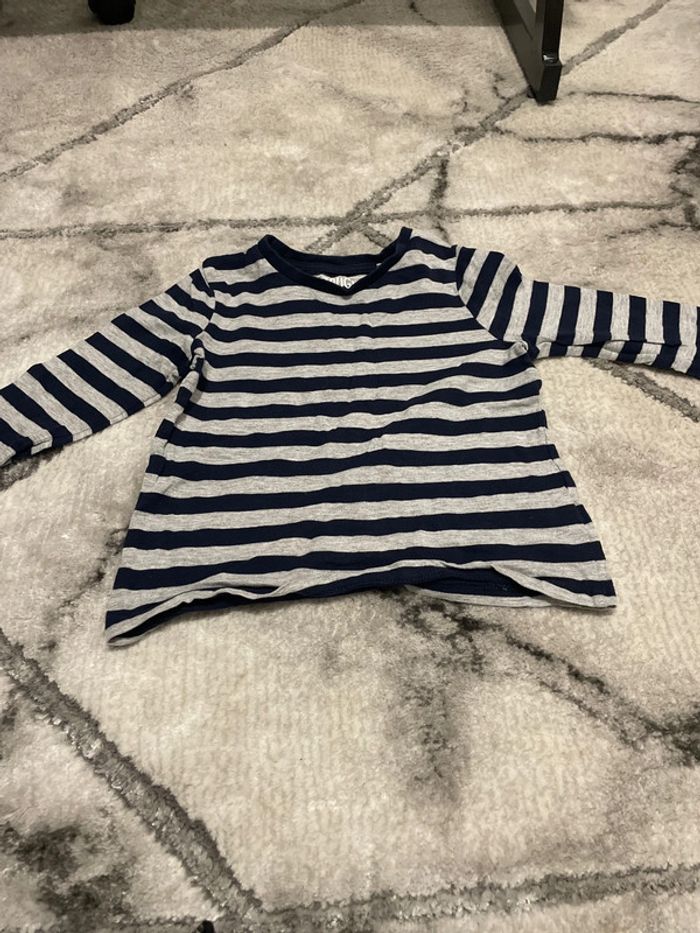 T-shirt à manche longue et à rayures bleu marine