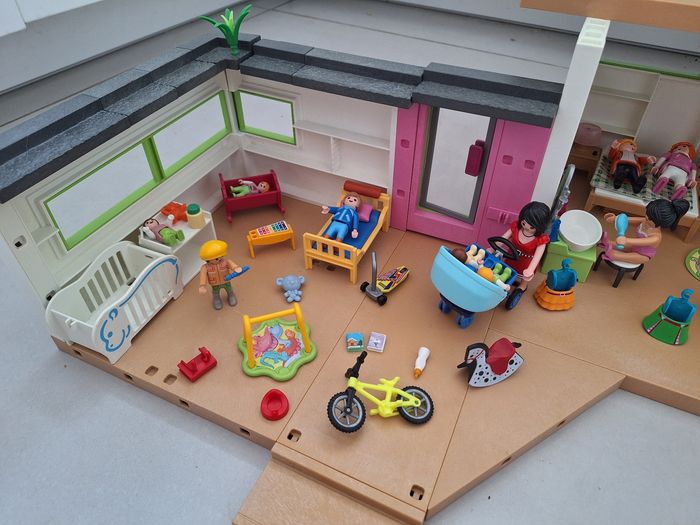 Maison moderne playmobil + extension, piscine, studio invités, voiture et nombreux accessoires et personnages - photo numéro 7