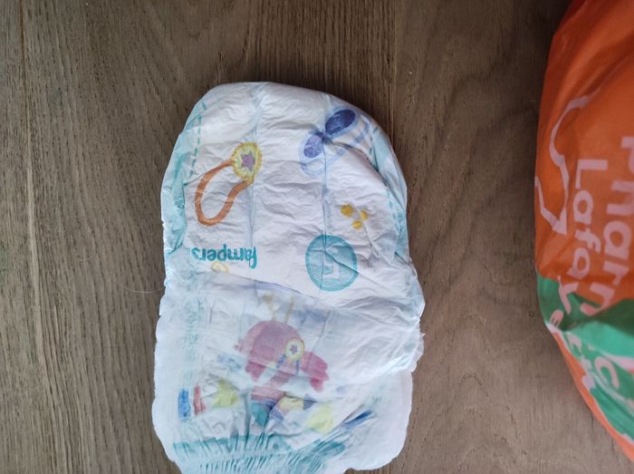 Couchez Pampers taille 5 pans