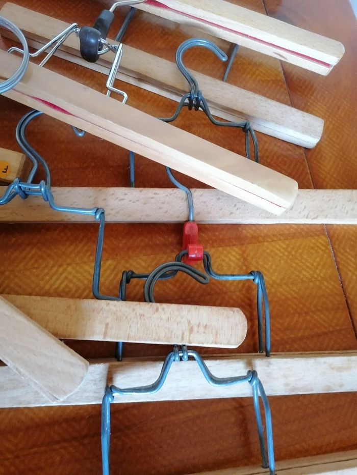 Lot de 18 cintres pinces en bois - photo numéro 3