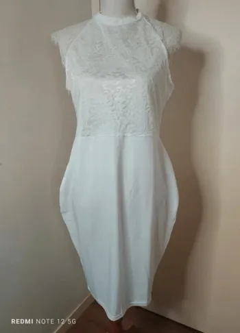 Magnifique robe avec dentelle taille XL