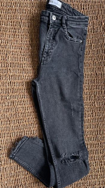 Jean noir délavé et « déchiré »
