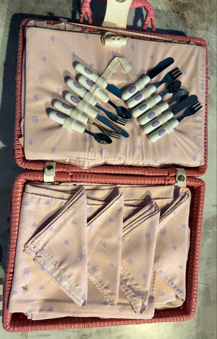 Vaisselle de pique nique dans un panier rose - photo numéro 6