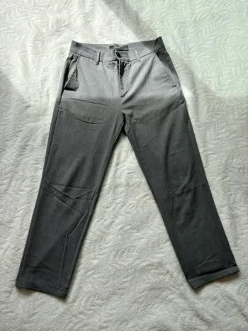 Pantalon gris Pull and Bear
