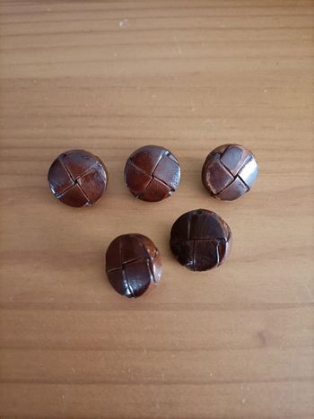 5 anciens boutons en bois