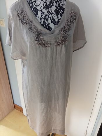 Jolie robe tunique décos perles légèrement transparente indiqué S peut aller à un 38 Coton/soie