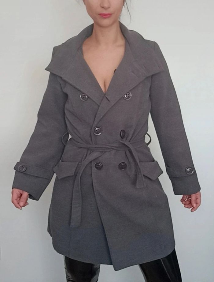Manteau trois quart gris chic ceinture et col montant