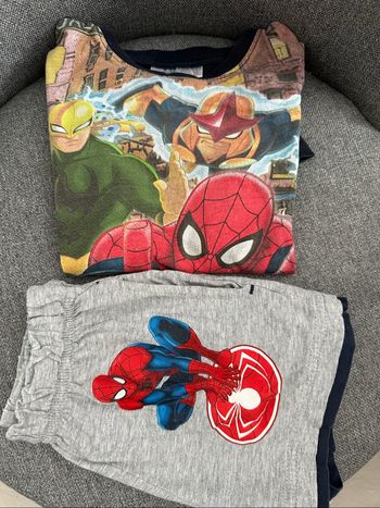 Ensemble short T-shirt manches courtes marine /rouge Marvel Spiderman 4 ans très bon état