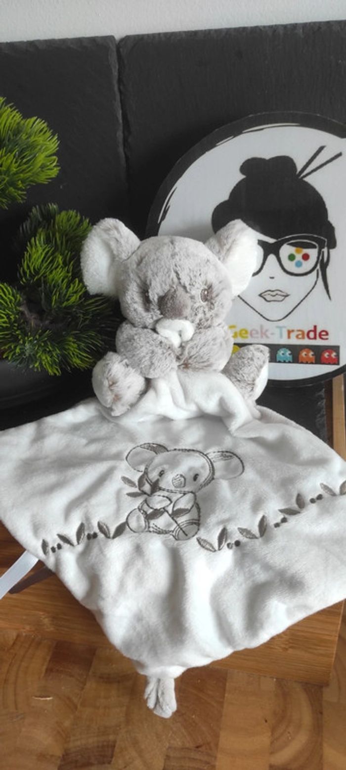 Doudou peluche Nola le koala mouchoir blanc gris chiné feuilles ruban nicotoy simba toys
