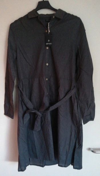 Robe ( tunique ) gris foncé.