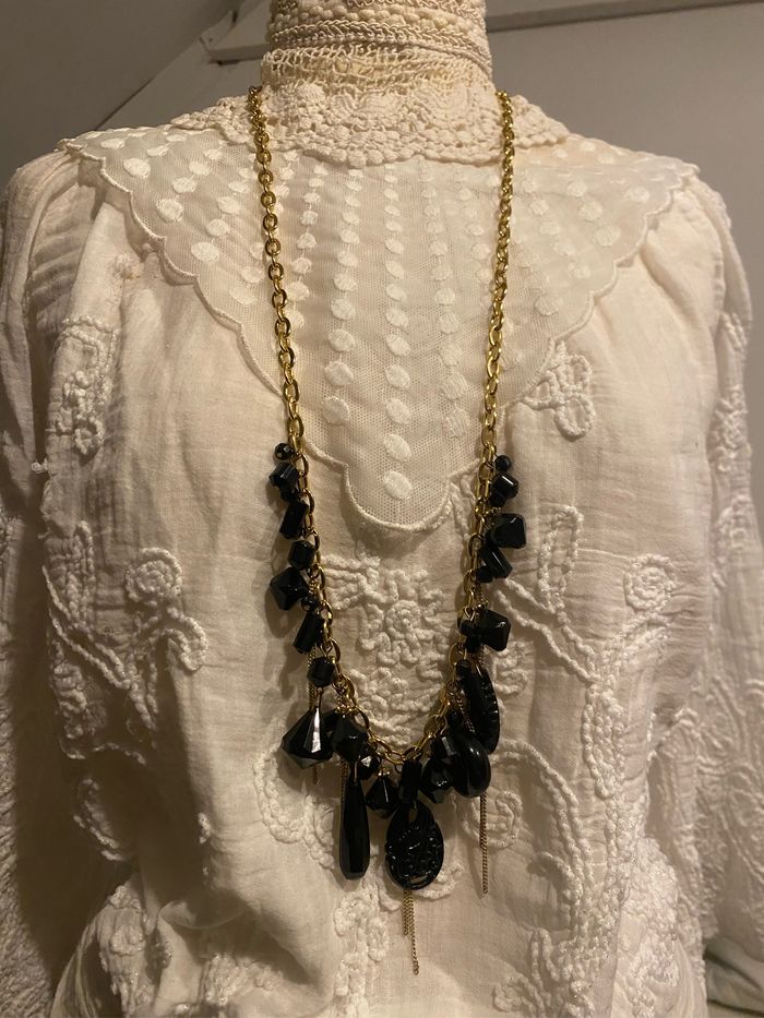 Très joli collier vintage chaîne dorée à breloques de perles noires - photo numéro 6