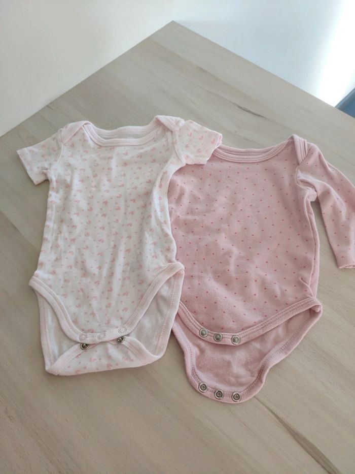Lot deux bodies 3 mois roses fille manches longues et courtes