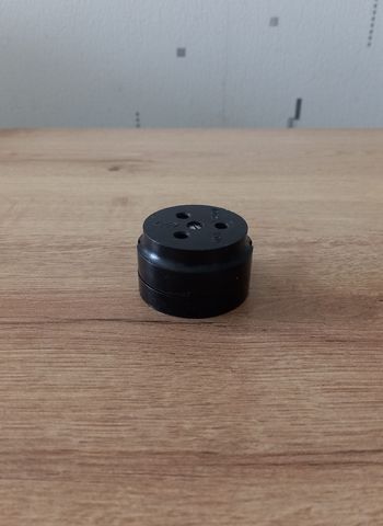 Prise de courant ancienne en bakélite et laiton. 