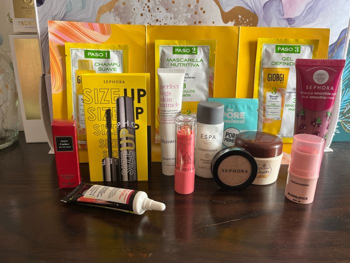 Maxi lot soin, maquillage et parfum neuf