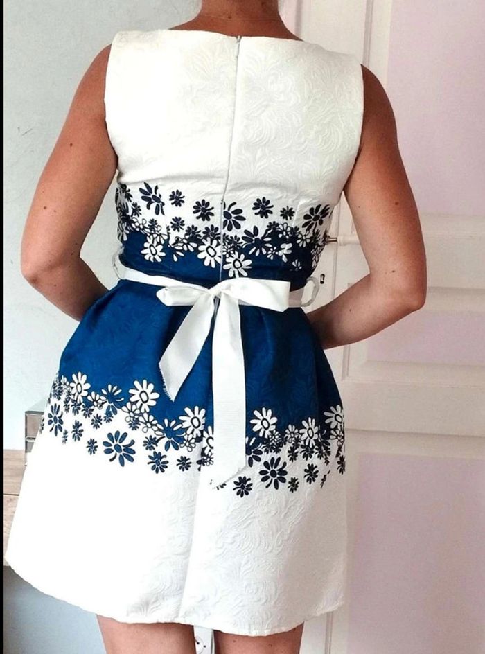 Robe  blanc  bleu  fleuri  cérémonie  -  Miss  One  -  M =  XS actuel -  Neuve - photo numéro 2
