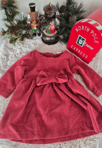 Adorable robe bébé en velours côtelé rouge