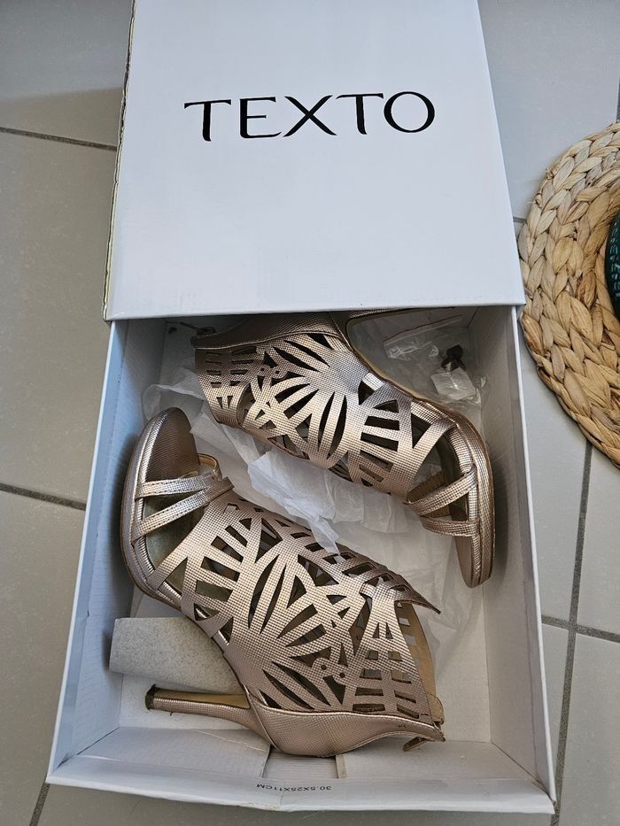 Jolie paires de sandales à talons Texto pointure 36 - photo numéro 9