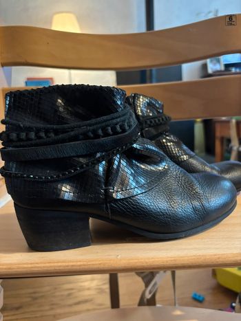 Bottines en cuir noir effet serpent Mamzelle