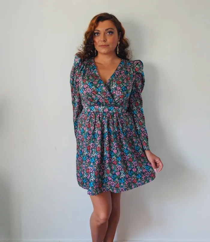 Robe manche bouffante fleurie satiné bleu rose cache-cœur moderne élégante Mango taille 34 - photo numéro 3