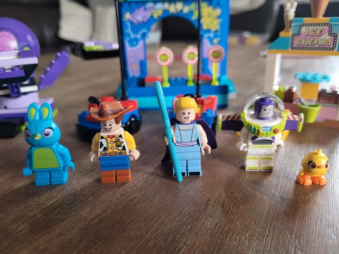 10770 lego disney Toy Story 4 Le carnaval en folie de Buzz et Woody - photo numéro 2