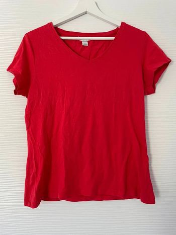 Haut t-shirt rouge simple uni basique décolleté col V manches courtes