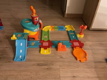 Circuit aéroport Tut Tut Bolides + avion Timon – pistes emboîtables multicolores