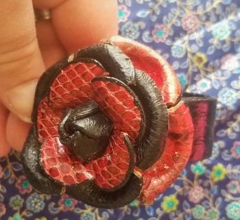 Tres original bracelet fleur en cuir