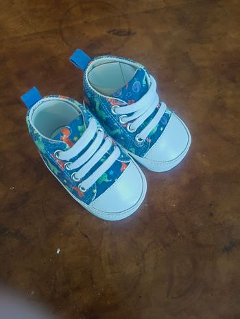 Chaussures souples dinosaures neuves