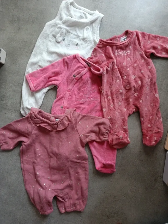 Lot de 4 pyjamas en velours rose et blanc 1 mois