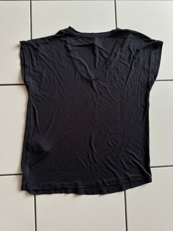 Tee shirt gris foncé / sequins épaule ONLY taille 36 col V NEUF - photo numéro 7