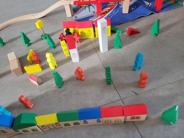 Circuit train et garage bois - photo numéro 3