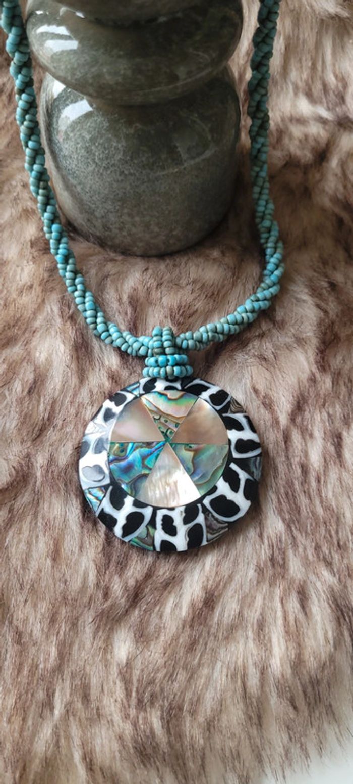 Joli collier en perles turquoise et pendentif en nacre - photo numéro 3