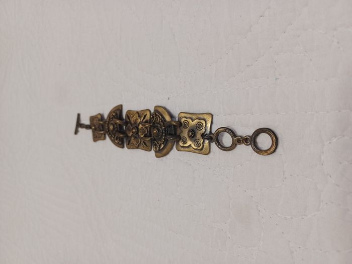 BRACELET