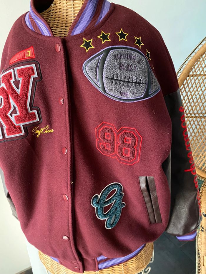 Blouson Teddy Bershka neuf avec étiquette taille XS bordeaux avec motifs - photo numéro 9