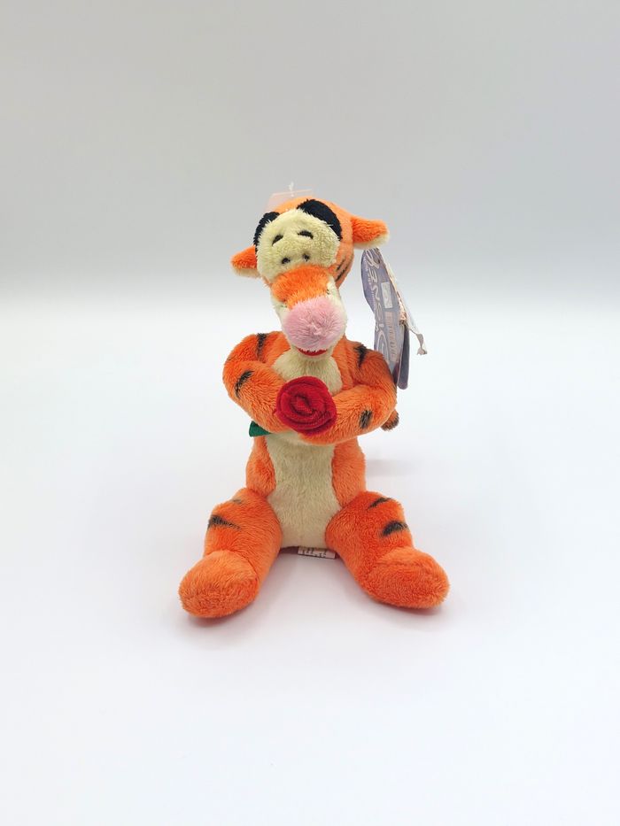 Peluche doudou tigre Tigrou avec une rose rouge DISNEY NICOTOY SIMBA 18 cm