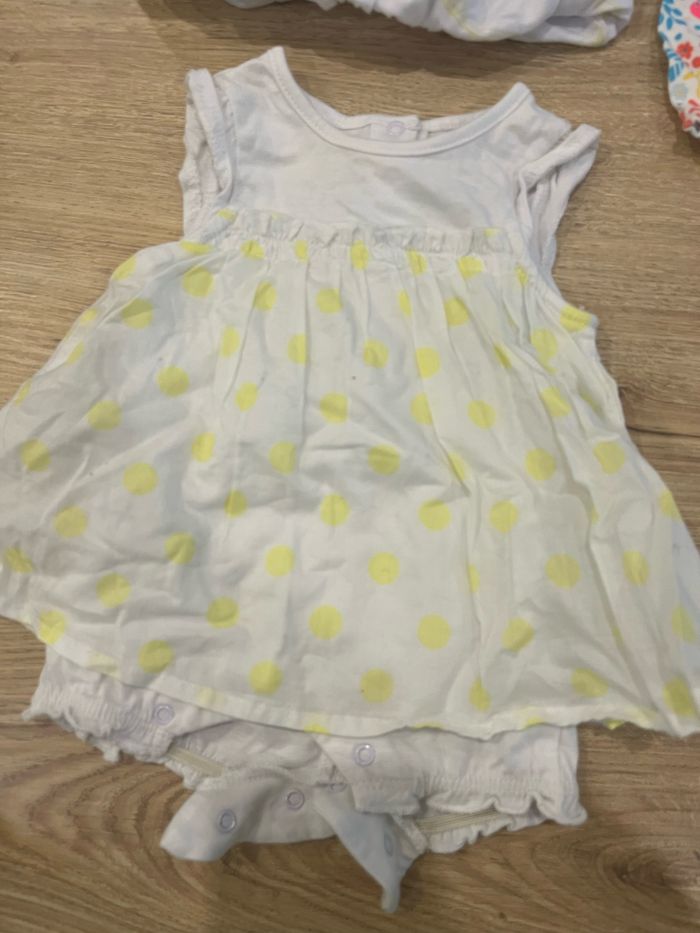 Lot de 4 vêtement fille 3 mois en très bon état tape à l’œil et petit bateau - photo numéro 2