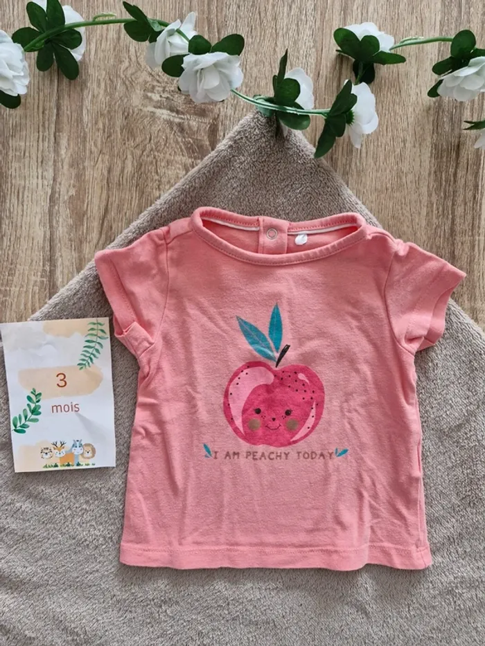 T-shirt avec motif bébé fille 3 mois - en très bon état