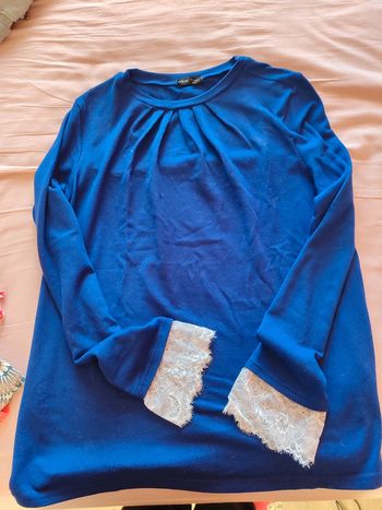 Pull bleu et dentelle