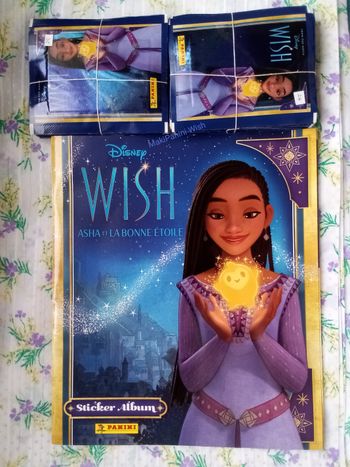 Lot  Panini Disney Wish Un album vide et 49 pochettes scellées