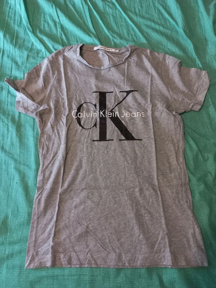 T-shirt calvin klein gris taille S manche courtes