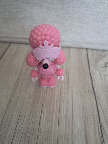 Figurine amie de bluey : coco et son masque de sommeil