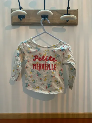 T-shirt fleuri mots d’enfants