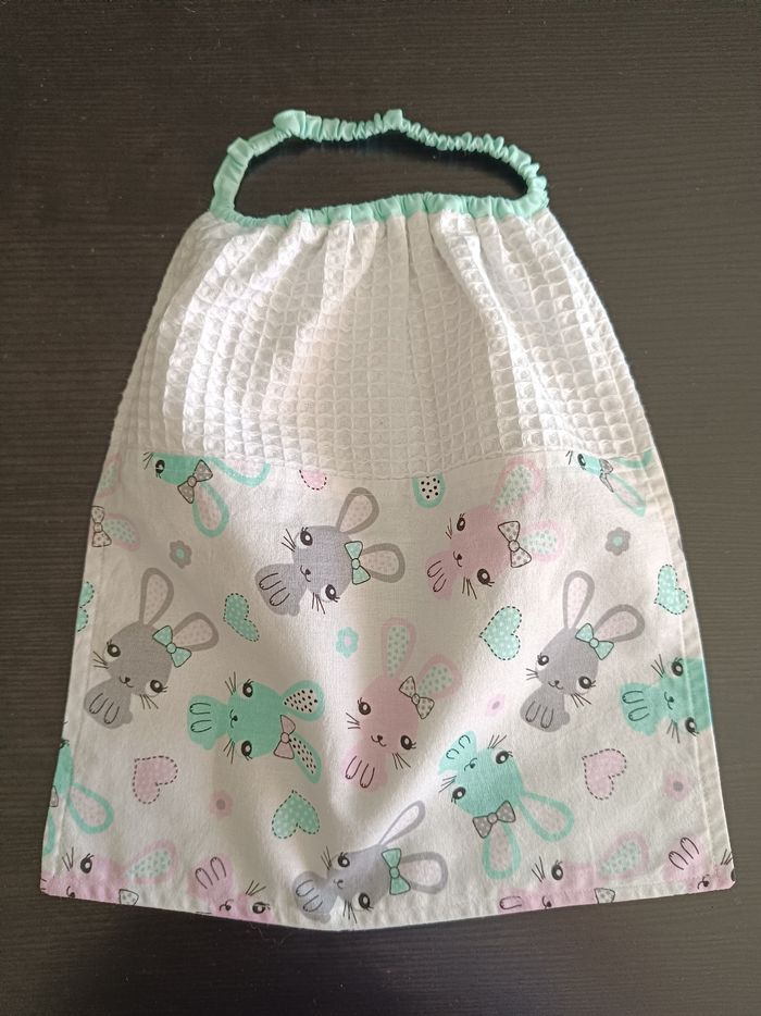 Serviette de table élastiquée, forme bavoir , fille , pour cantine école maternelle