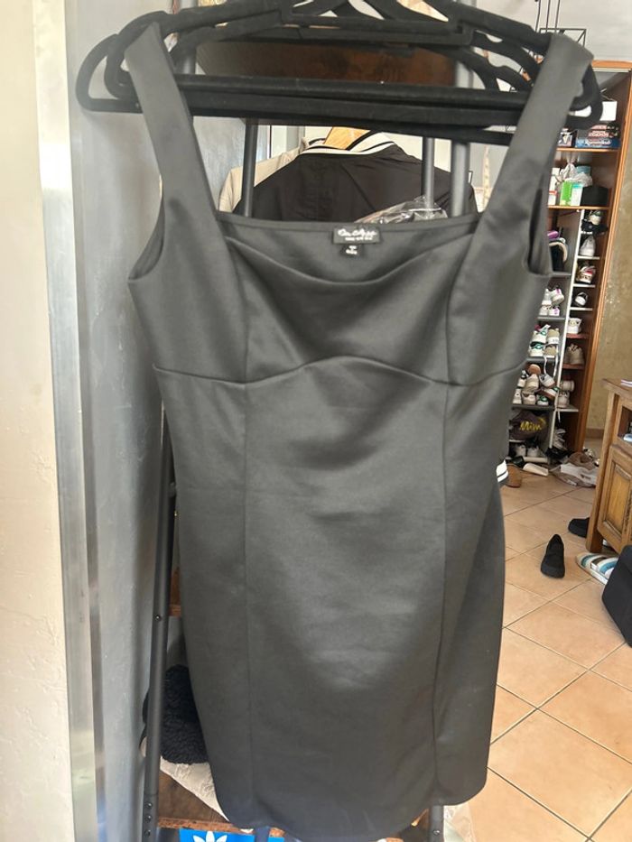 Robe noire à bretelles