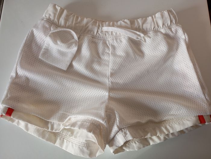 Short mixte . 8/10 ans . Nike . Blanc et rouge . Coton polyamide polyester. Très bon état - photo numéro 7