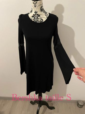 Robe fluide noir à manches longues dentelle col rond dos décolleté Bershka taille S