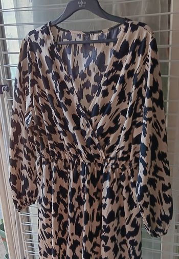 Robe beige avec motif noir
