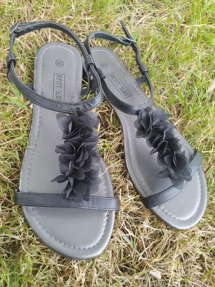 Nus pieds neufs