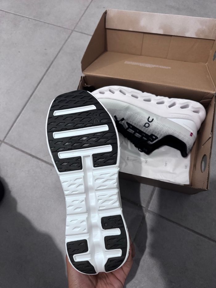 Paire de chaussures baskets de course running ON Cloudtilt taille 45 noir/blanc - photo numéro 6