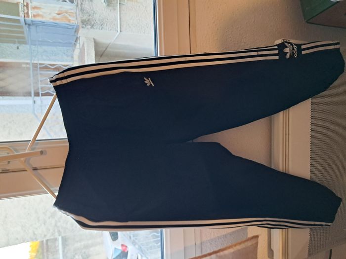 lot 5 pantalons DONT 2 NEUFS  et 3 bas jooing adidas ; en tbe - photo numéro 4